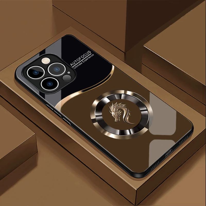 Cận cảnh ốp lưng iPhone 15 Pro Max mặt lưng kính họa tiết rồng màu nâu.