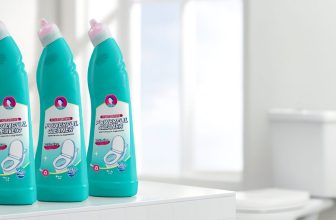 chai nước tẩy bồn cầu Logeski trong toilet