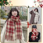 Cô gái cười rạng rỡ với khăn quàng cổ kẻ caro đỏ trắng phong cách Giáng Sinh, phối đồ ấm áp mùa đông