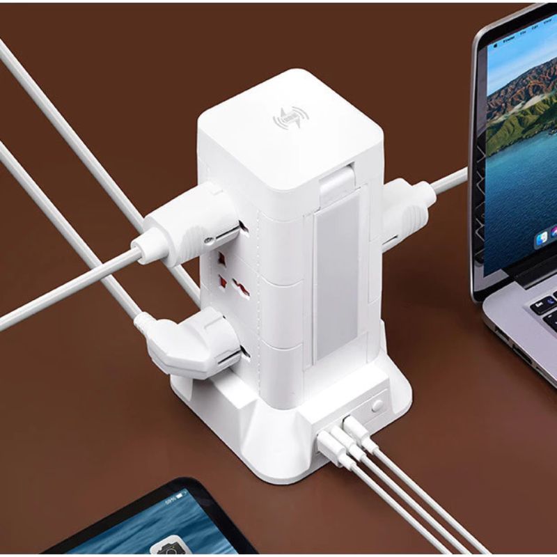 Tháp sạc đa năng thiết kế đứng màu trắng với nhiều ổ cắm và cổng USB, đang sử dụng trong văn phòng với laptop và thiết bị công nghệ khác.